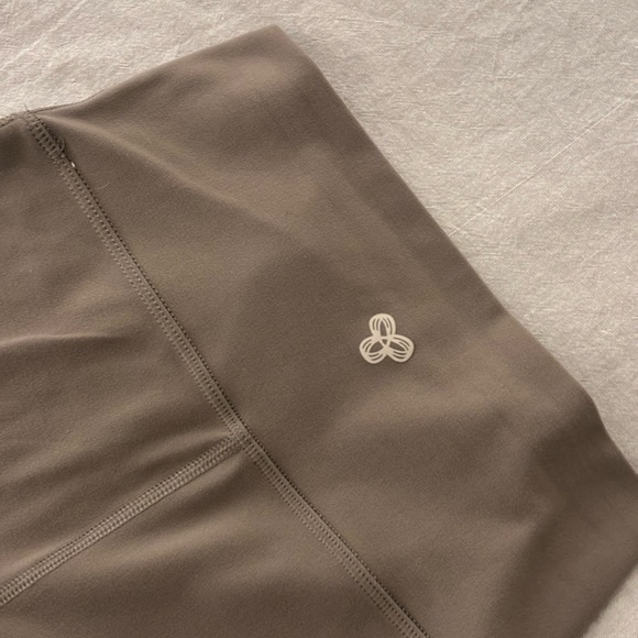 Aritzia TNAction High-Waist Flare Leggings in Taupe - Picture 4 of 5